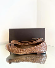 Load image into Gallery viewer, BOTTEGA Venetta Intrecciato Weave Leather Ballet Flats
