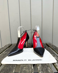 MANOLO BLAHNIK Pointed Toe T-Strap High Heel Leather Pumps