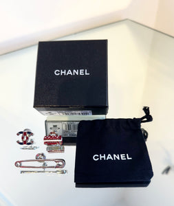 CHANEL Brooches