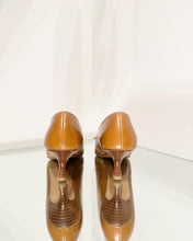 Load image into Gallery viewer, MANOLO BLAHNIK Pointed Toe Kitten Heel Leather Pumps
