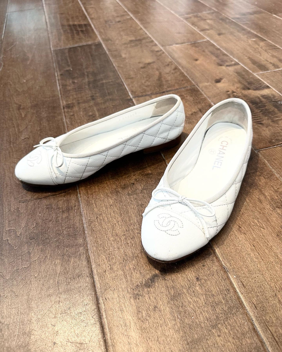 CHANEL Bow CC Leather Ballet Flats – Susannah Designer Consignment