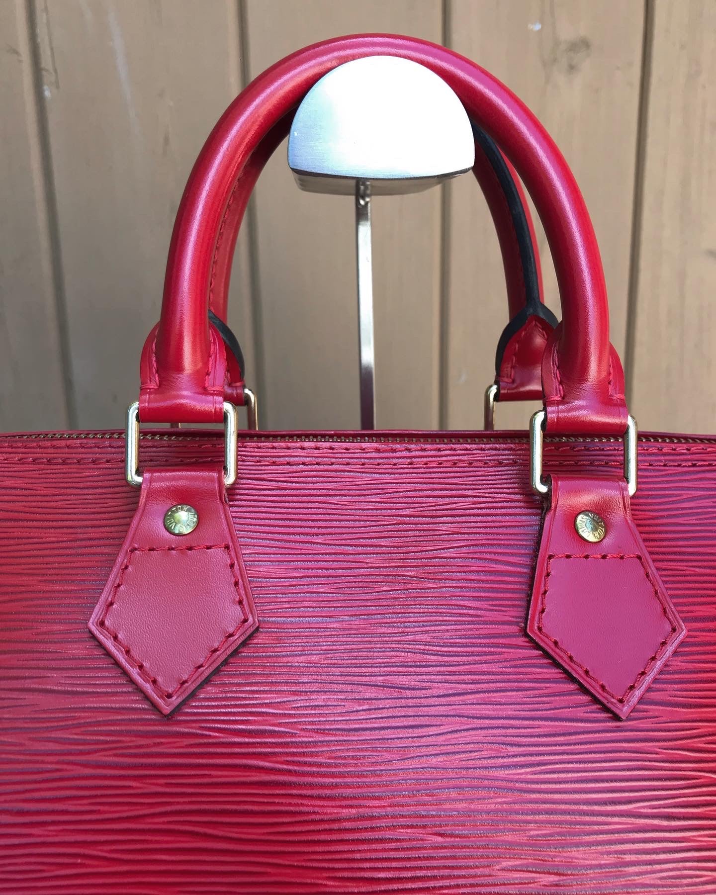 Speedy leather handbag Louis Vuitton Red in Leather - 37562298