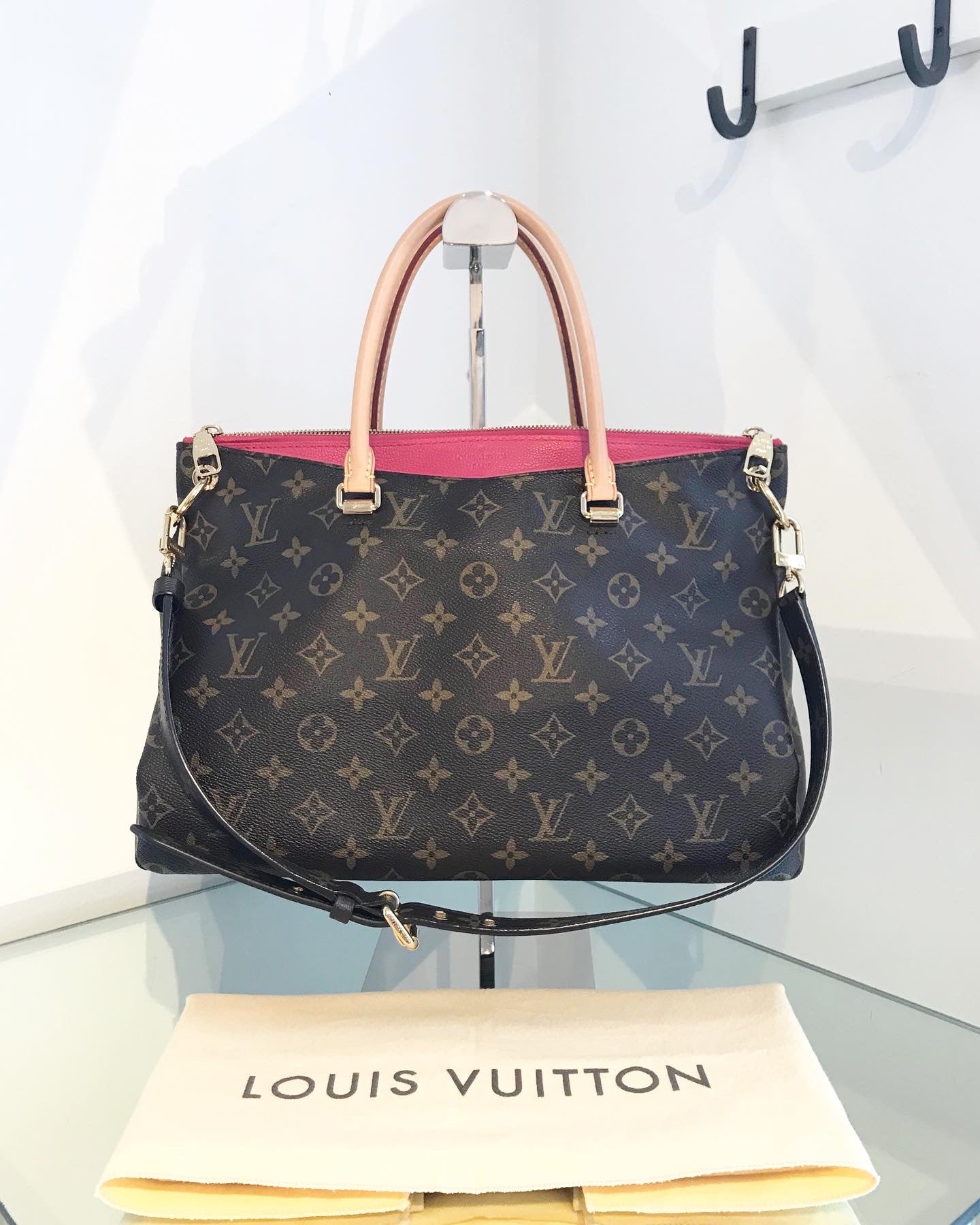 Louis Vuitton Monogram Pallas MM (SHG-35675) – LuxeDH