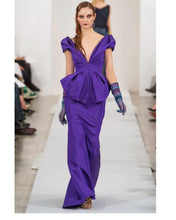 Load image into Gallery viewer, OSCAR DE LA RENTA Silk Gown
