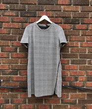 Load image into Gallery viewer, JUDITH &amp; CHARLES Cotton Wool Blend Houndstooth Short Sleeve Midi Dress
