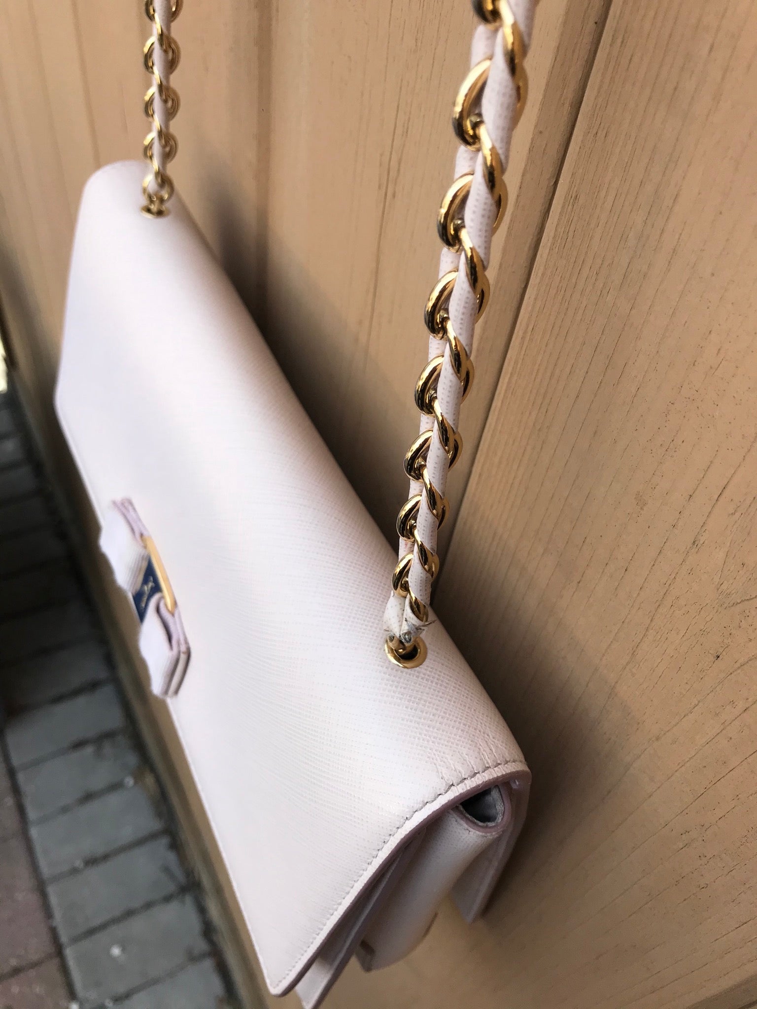 Review: Salvatore Ferragamo Ginny Leather Crossbody Bag - Elle Blogs