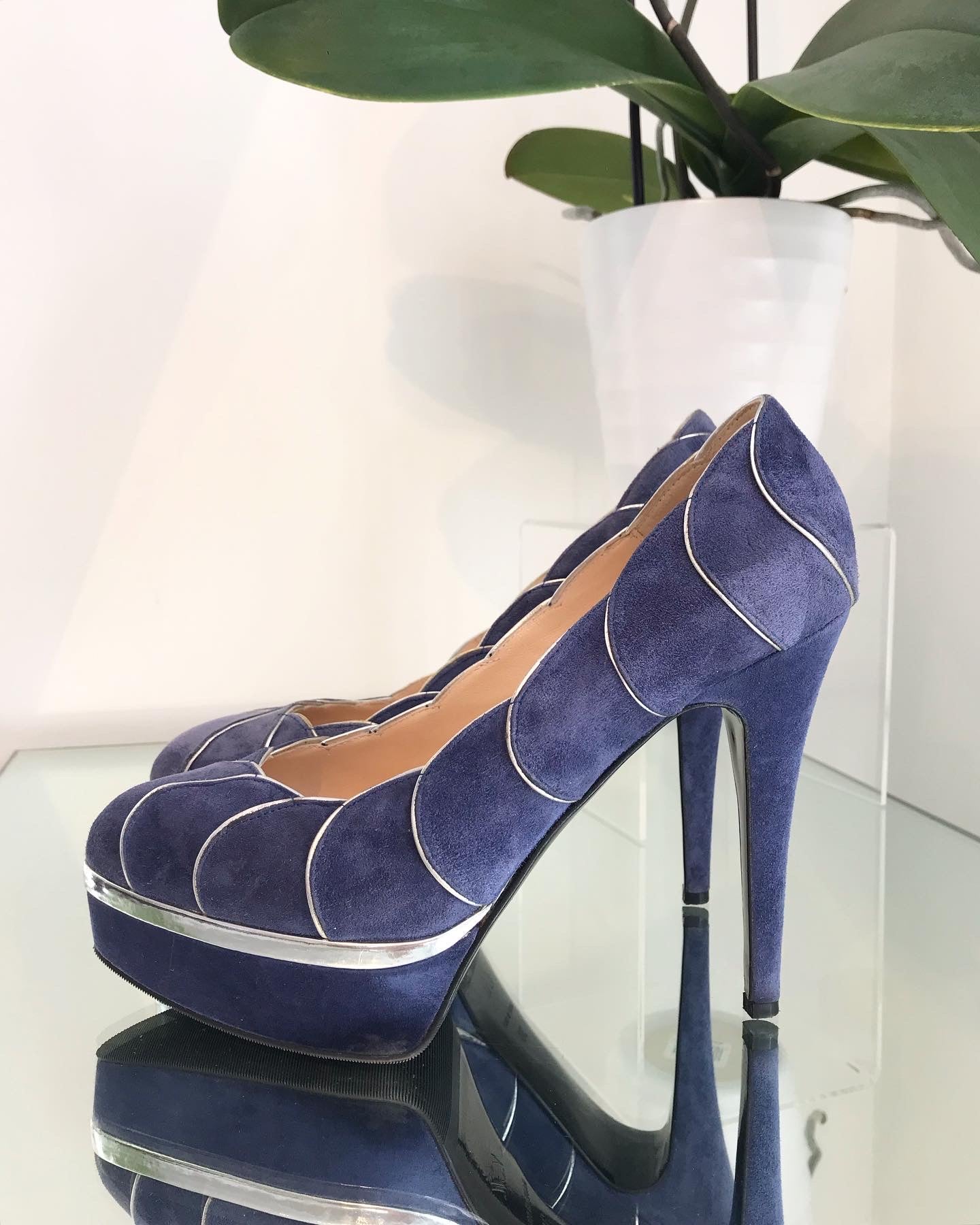 Navy blue store platform pumps