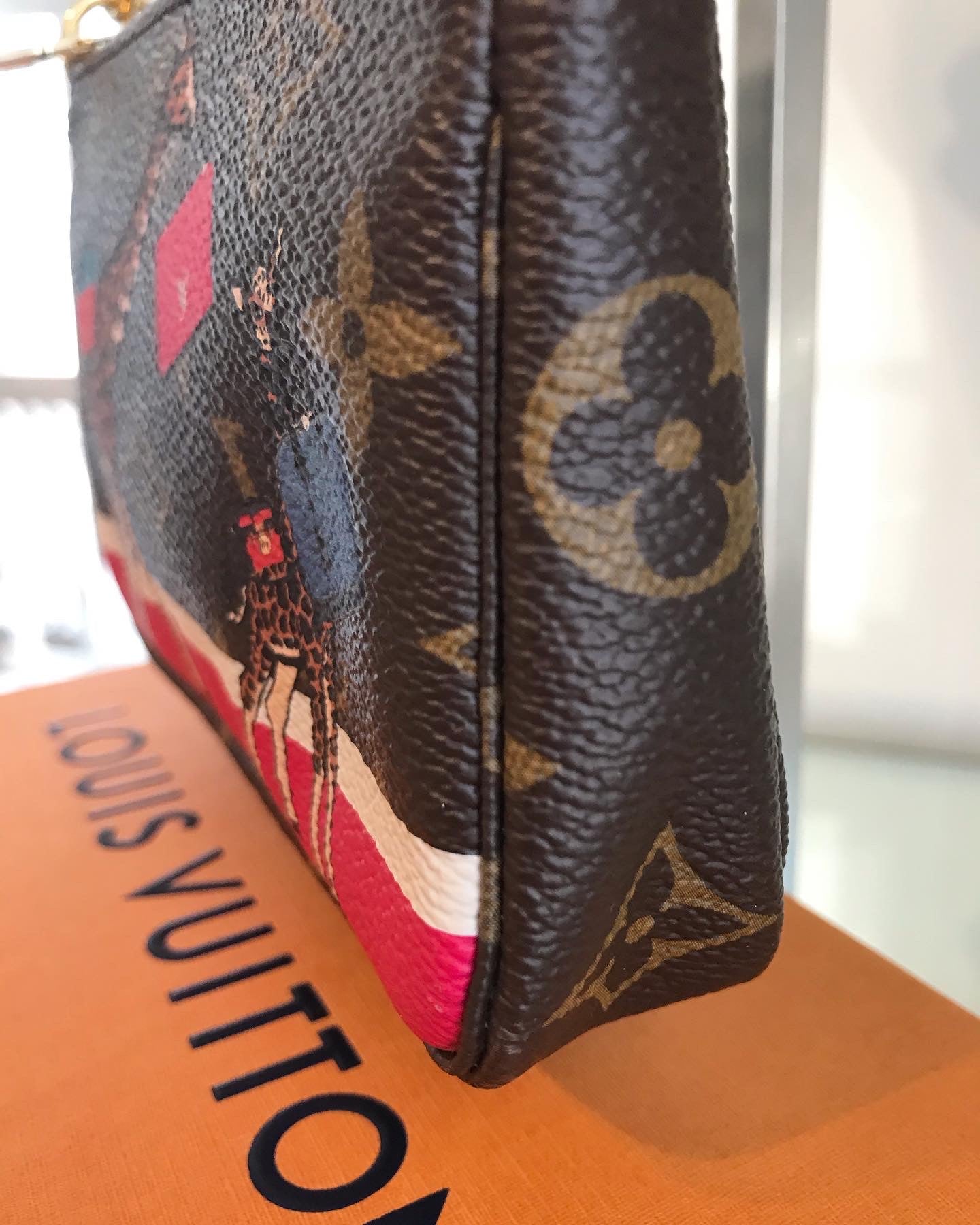 LOUIS VUITTON Limited Edition Monogram Mini Pochette Giraffe Small Clu –  Susannah Designer Consignment
